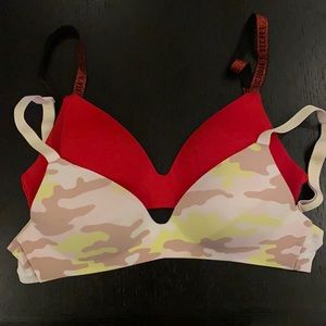 VICTORIA'S SECRET
Unlined Soft Bra SET OF 2